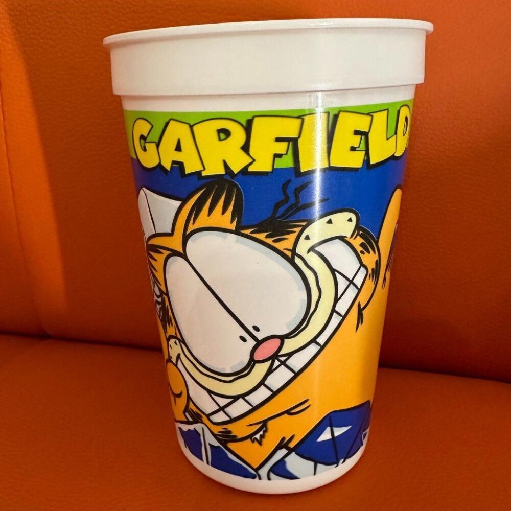 1993 PIZZA HUT GARFIELD ON ICE CUP‎